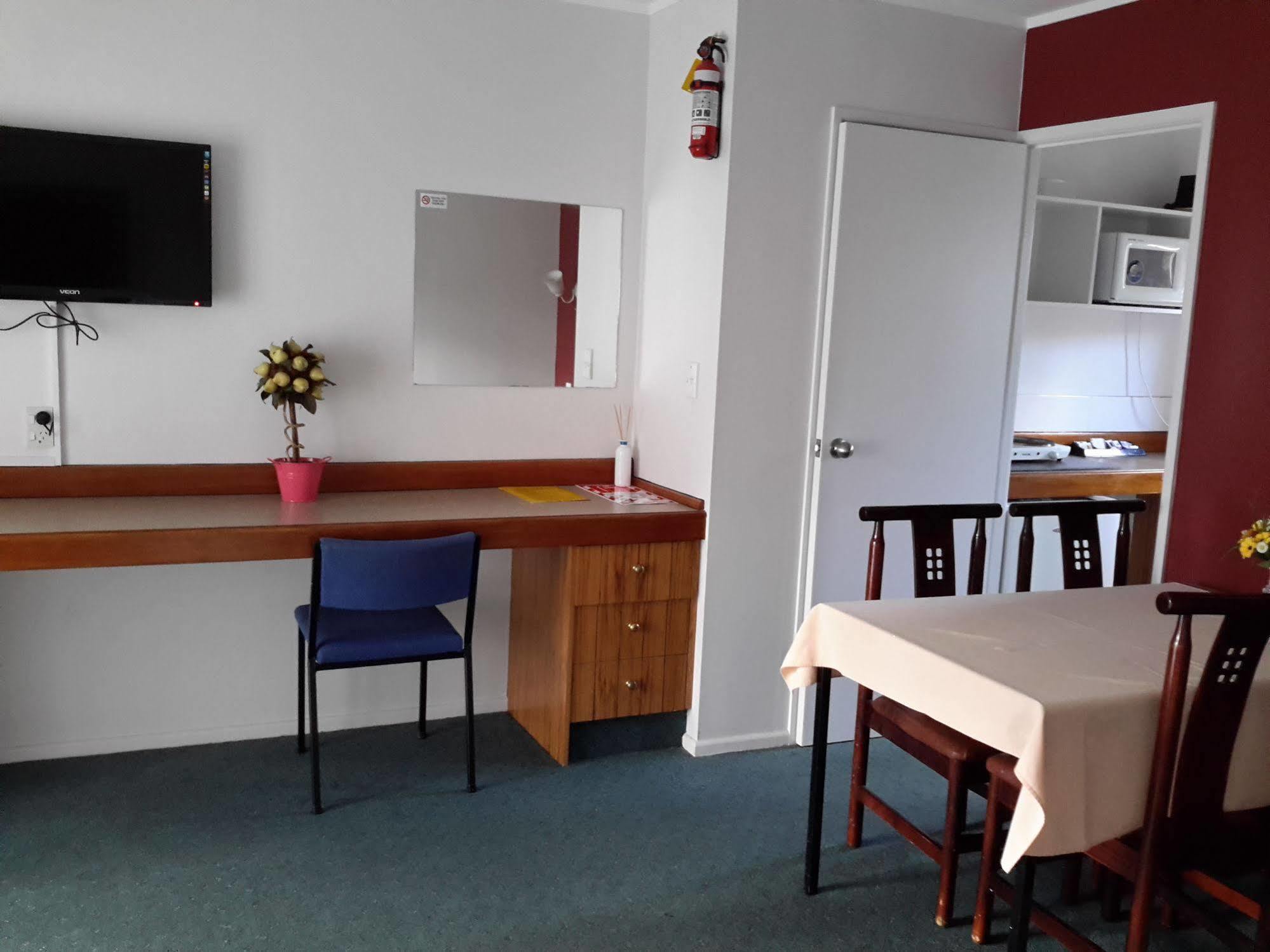 Papakura Pioneer Motor Lodge & Motel Exterior photo